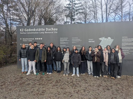 Schüler der Klassen 10a und 10b der Wirtschaftsschule mit ihrem GPuG-Lehrer Herr Dr. Schlatterer